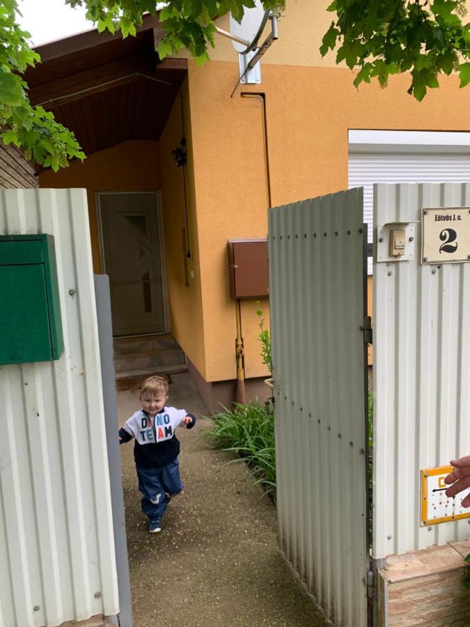 Eoetvoes Vendeghaz Villa Hajdúszoboszló Exterior foto